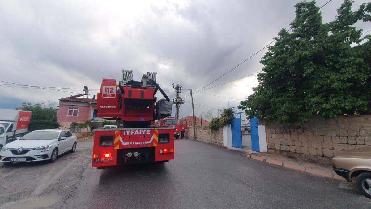 Kayseri'de Müstakil Evde Korkutan Yangın!-1
