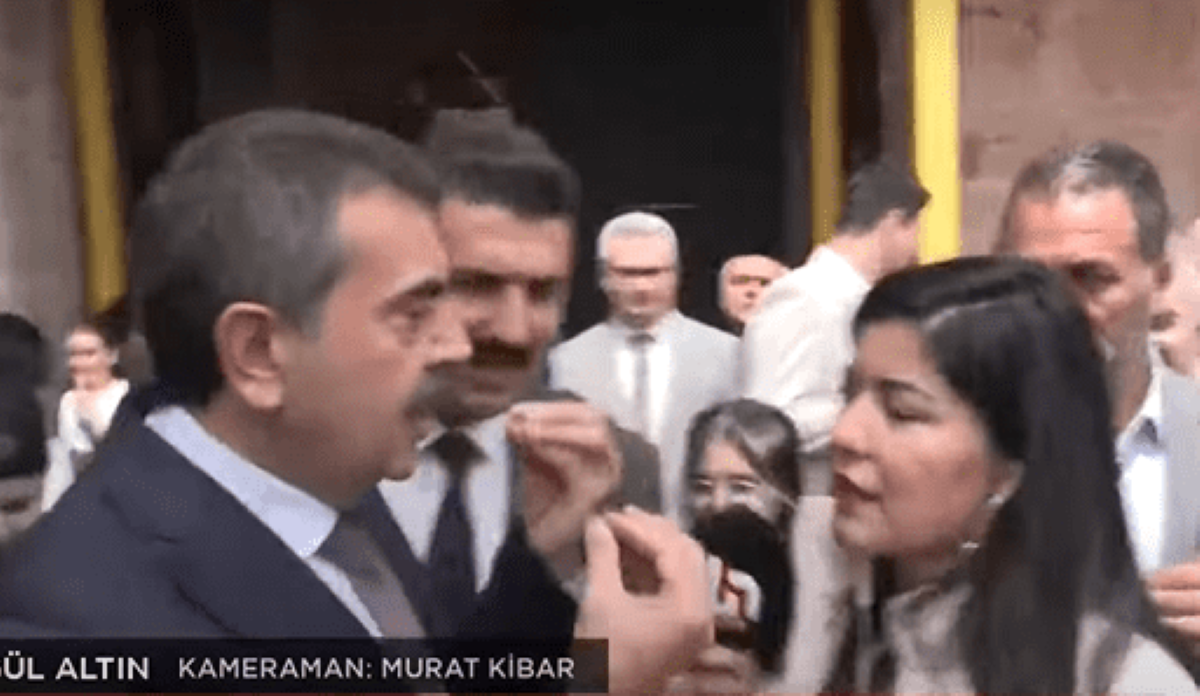 Bakan Sorulan Soruya Sinirlenip, Mikrofonu İtti 1