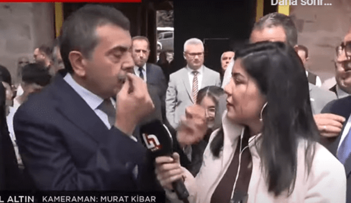 Bakan Sorulan Soruya Sinirlenip, Mikrofonu İtti 3