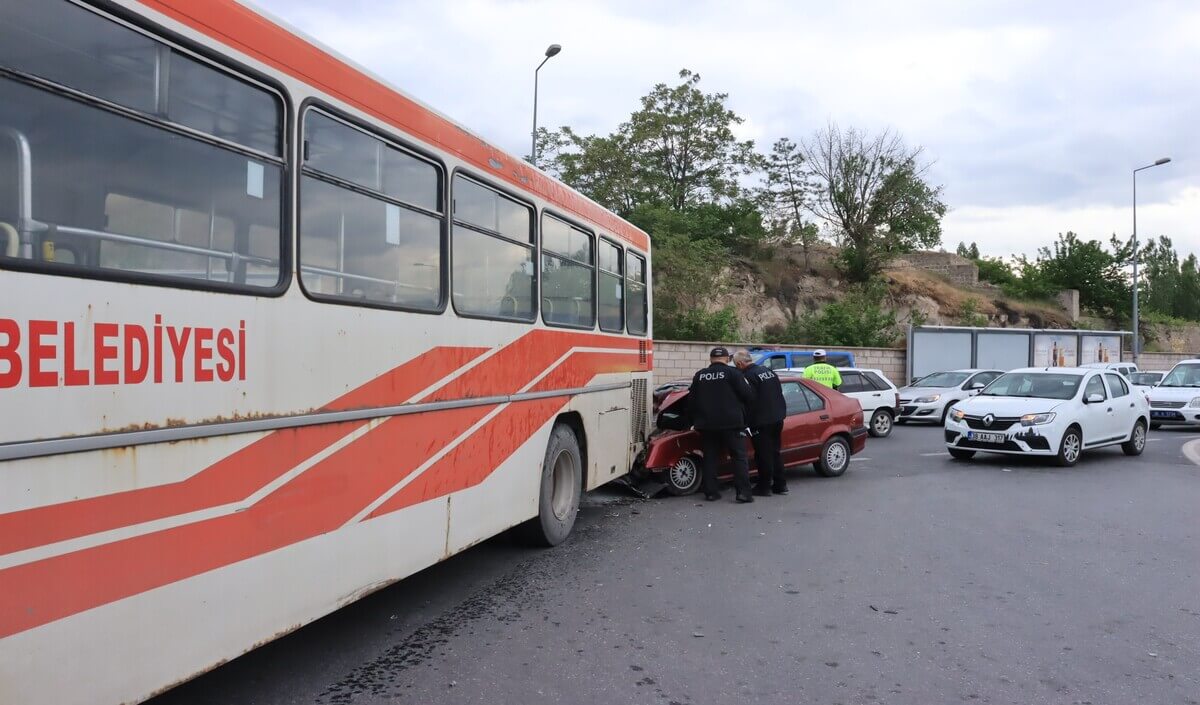 Kayseri'de Belediye Otobüsüne Arkadan Çarptı! 2 Ağır Yaralı!