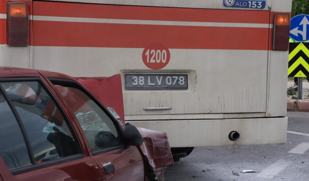 Kayseri'de Belediye Otobüsüne Arkadan Çarptı! 2 Ağır Yaralı!