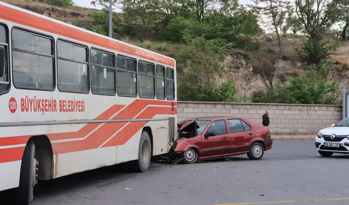 Kayseri'de Belediye Otobüsüne Arkadan Çarptı! 2 Ağır Yaralı!