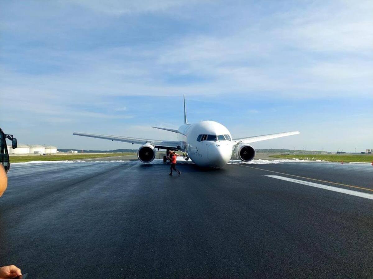 İstanbul Havalimanı’nda Kargo Uçağı Gövdesi Üzerine İniş Yaptı! (1)