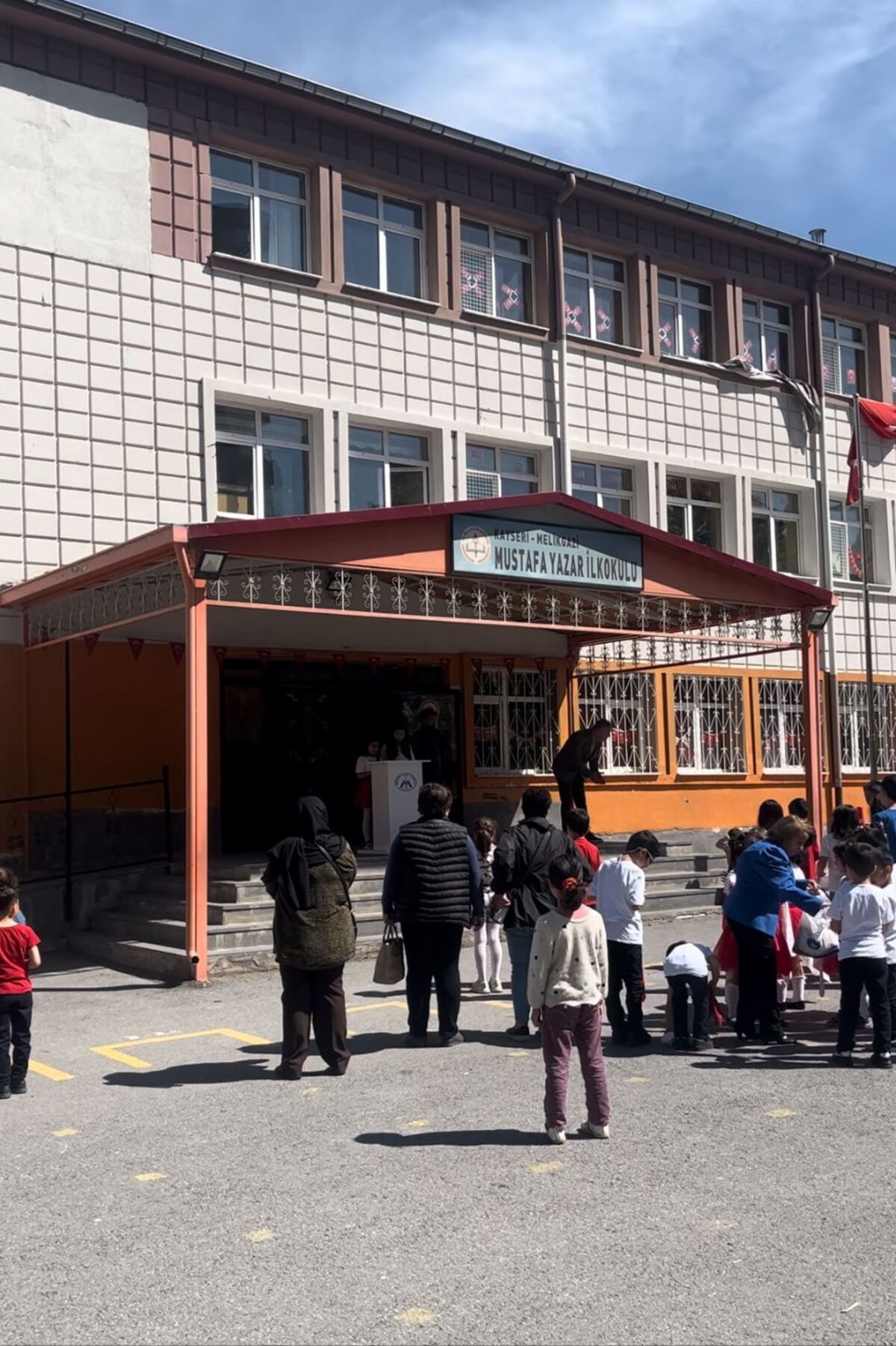 Kayseri’de Bir Okulda Veliler Ile Müdür Arasında Tartışma Çıktı! (2)
