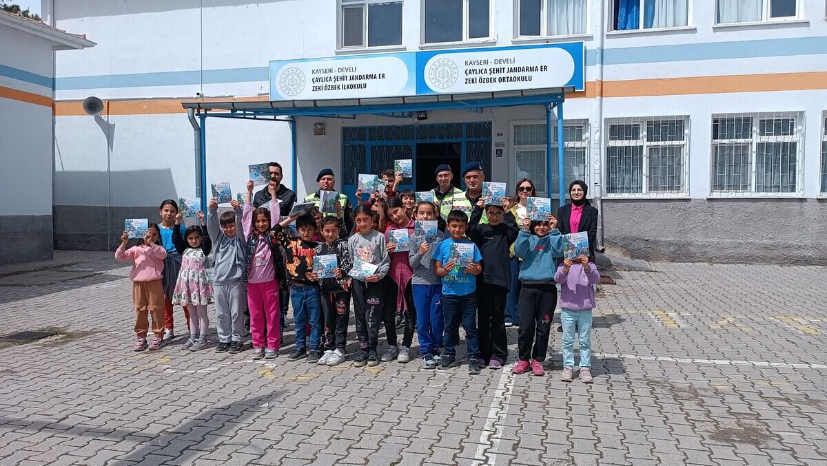 Kayseri Develi'de Jandarma Ekipleri Öğrencilere Trafik Haftası Dolayısıyla Eğitim Verdi! (1)