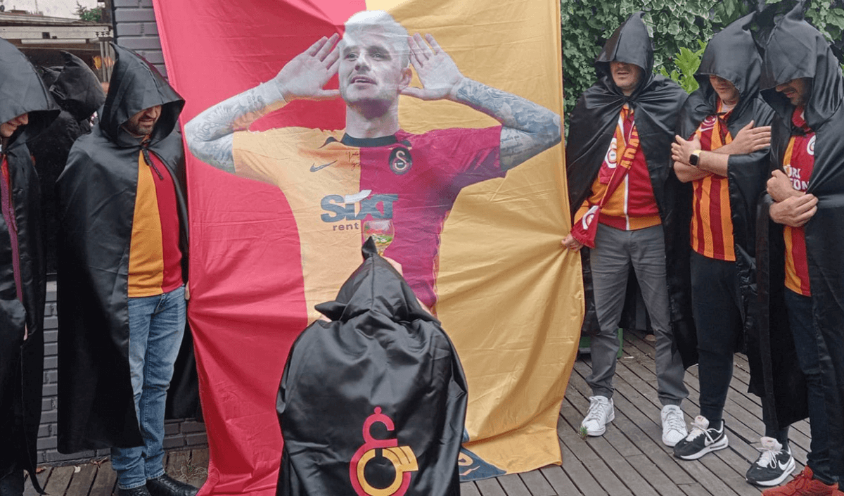 Siyah Pelerinli Galatasaraylı Taraftarlarının Korkutucu Ritüeli!