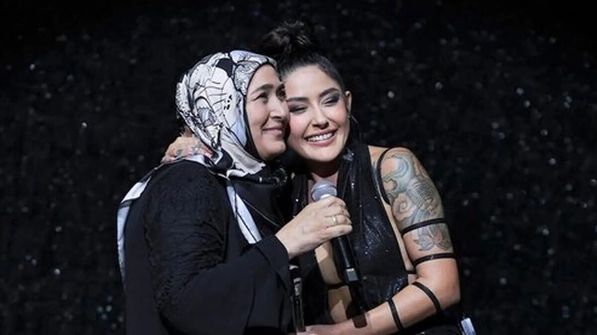 Kayserili Ünlü Şarkıcı O Haliyle Tartışma Yarattı!-1