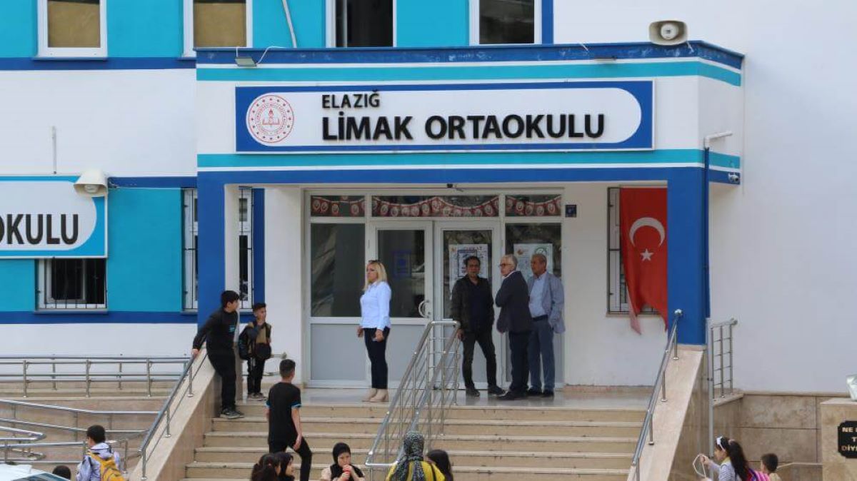 Öğretmenini Bıçakladı 1