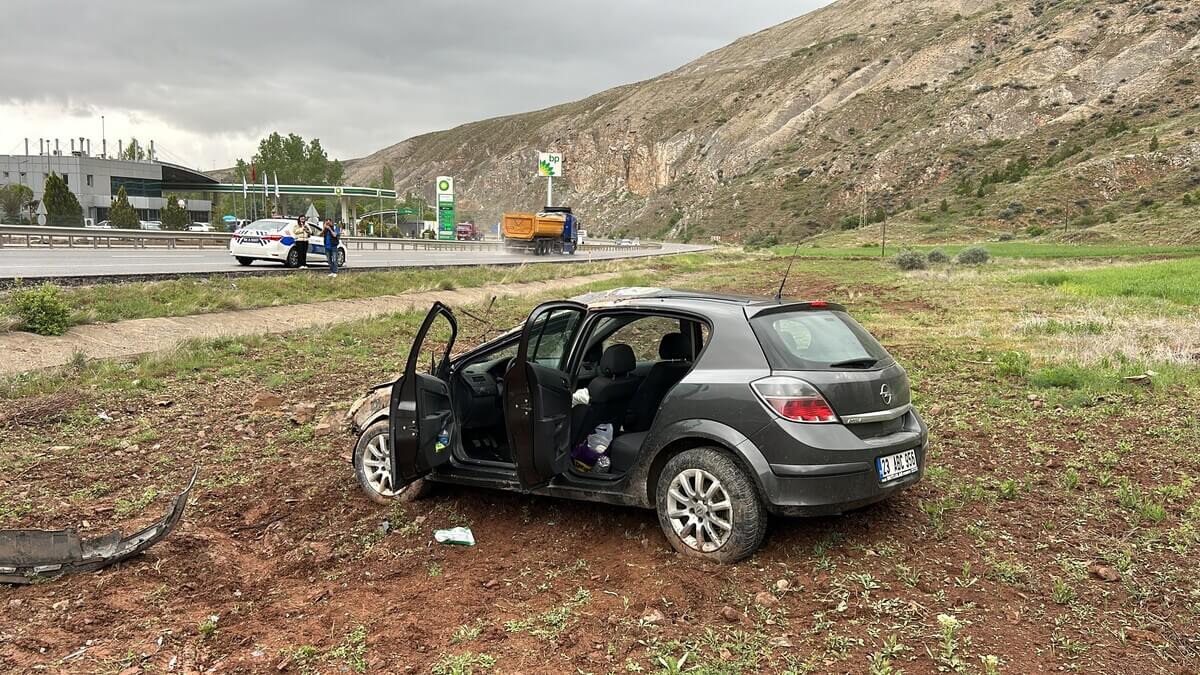 Elazığ-Sİvas Yolunda Polislik Sınavına Giderken Aracıyla Takla Attı! (3)