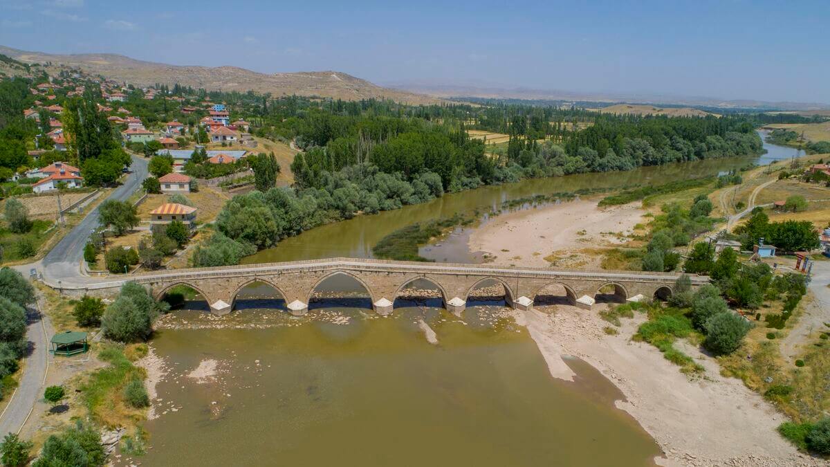 Kayseri’de 8 Kemerli Şahruh Köprüsünün Sırrı Ne (1) Kılınç Taşı