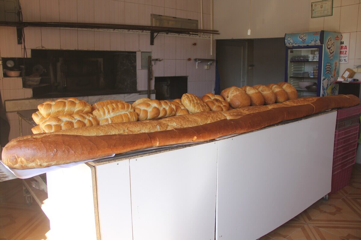 Sivas'ta Zaralı Usta Bu Defa 4 Metrelik Ekmek Üretti! (3)
