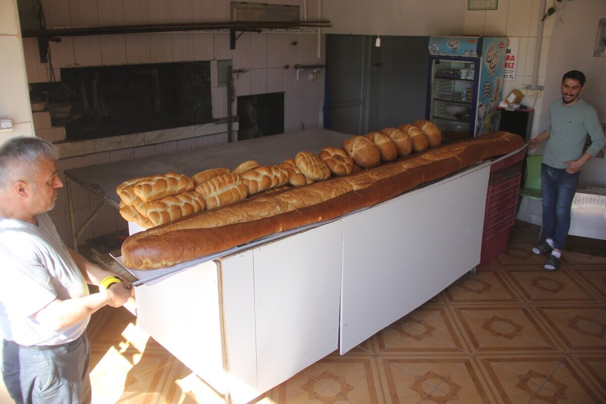 Sivas'ta Zaralı Usta Bu Defa 4 Metrelik Ekmek Üretti! (3)