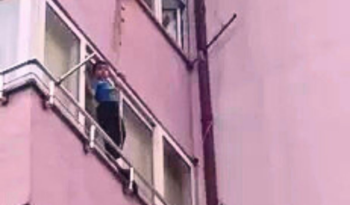 Sivas'ta 7 Yaşındaki Çocuk Balkon Demirinde Mahsur Kaldı!2