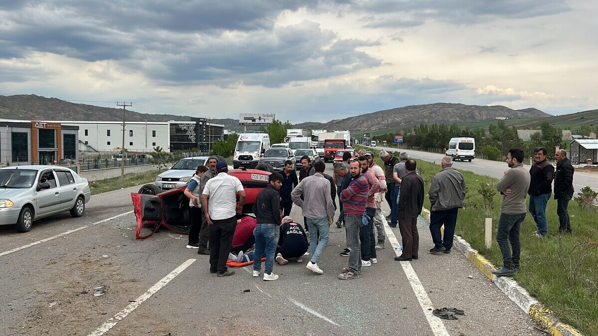 Sokak Köpeğine Çarpmamak İçin Kaza Yaptı! (3)