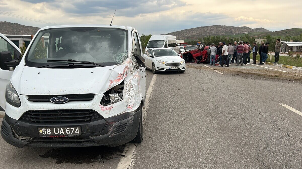 Sokak Köpeğine Çarpmamak İçin Kaza Yaptı! (4)