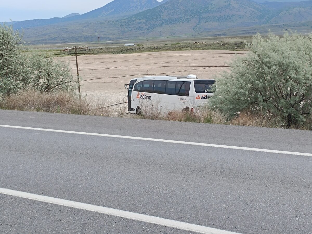 Kayseri-Niğde Yolunda Şehirlerarası Otobüs Şarampole Uçtu!-1