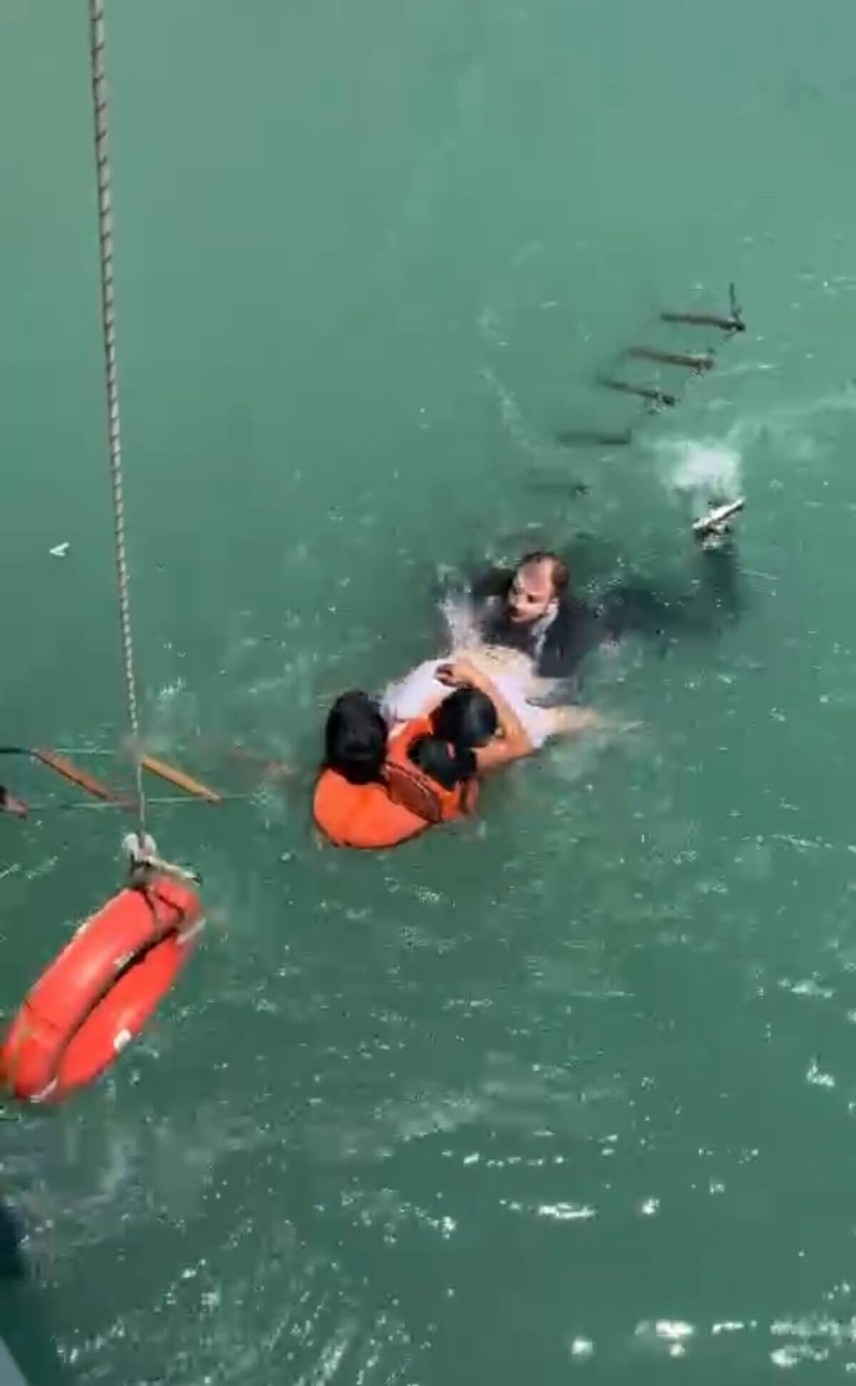 Adana'da Sulama Kanalı’nda Boğulan Genci Polis ve Vatandaş Kurtardı!