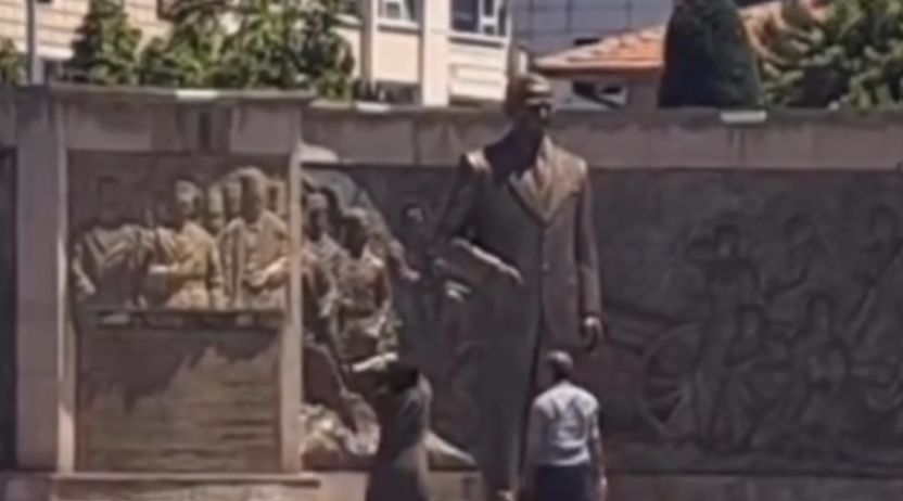 Atatürk Heykeli 1