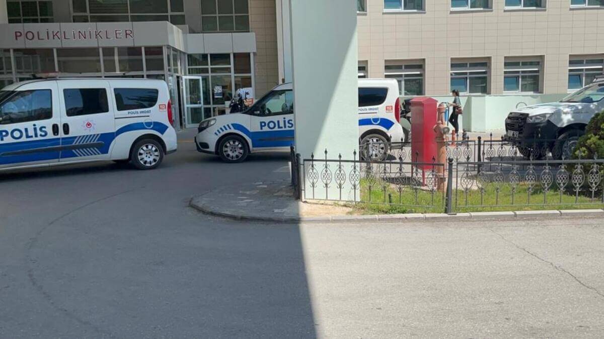 Hastane Personeli Bıçakla İntihara Kalkıştı!-1