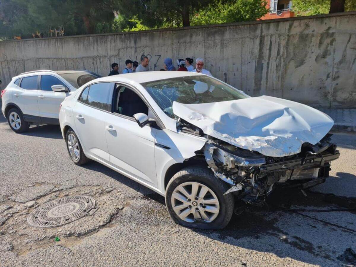 Zincirleme Trafik Kazası: 4 Araç Birbirine Girdi!-1