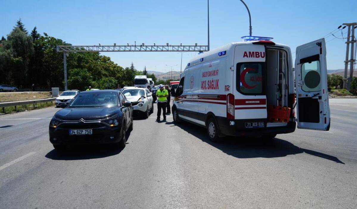Kırıkkale-Kayseri Yolunda Trafik Işıklarında Bekleyen Araca Çarptı: 6 Yaralı-1