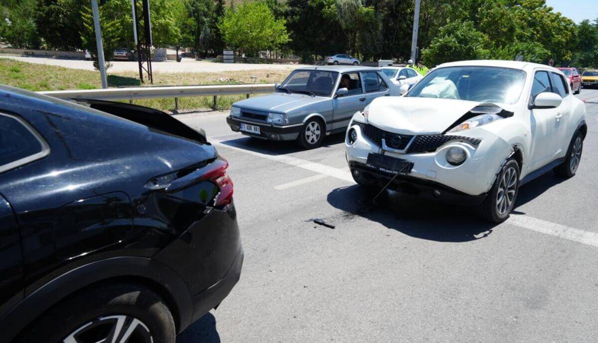 Kırıkkale-Kayseri Yolunda Trafik Işıklarında Bekleyen Araca Çarptı: 6 Yaralı-2