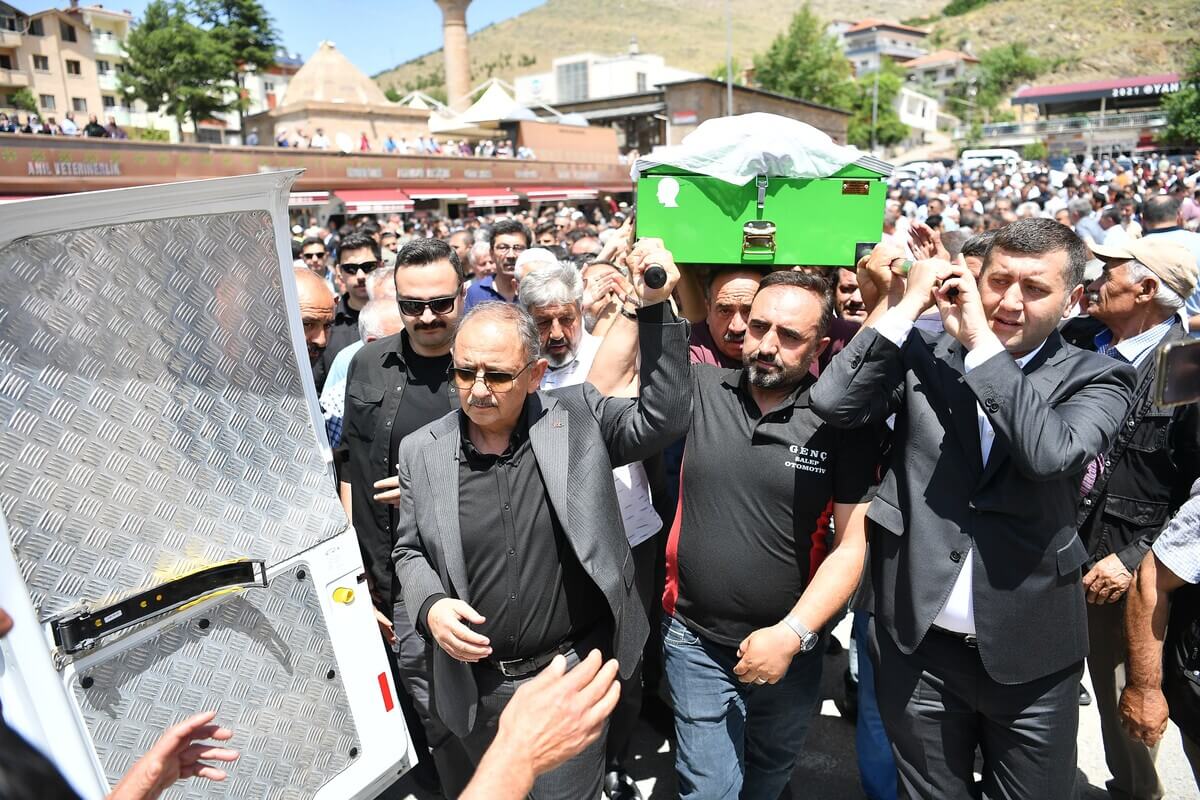 Bayar Özsoy Annesi Için Son Görevini Yerine Getirdi (4)
