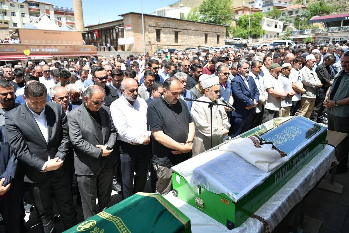 Bayar Özsoy Annesi Için Son Görevini Yerine Getirdi (5)