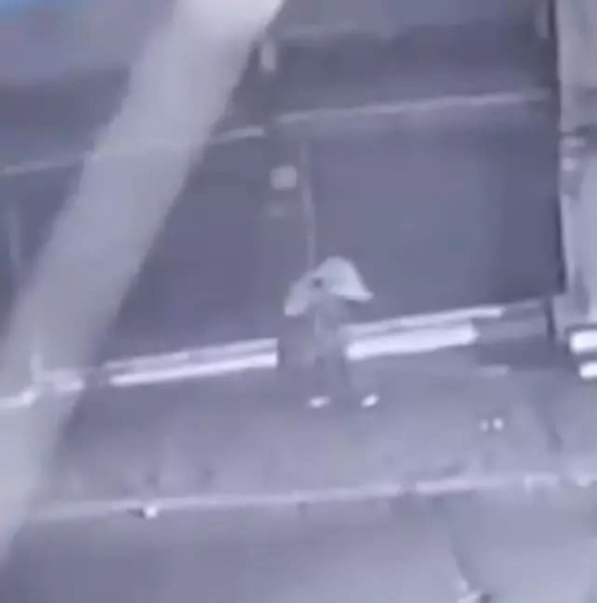 Boğazından Bıçaklanarak Çöpe Atılan Kadının Çuvalla Taşınma Görüntüleri Ortaya Çıktı 2