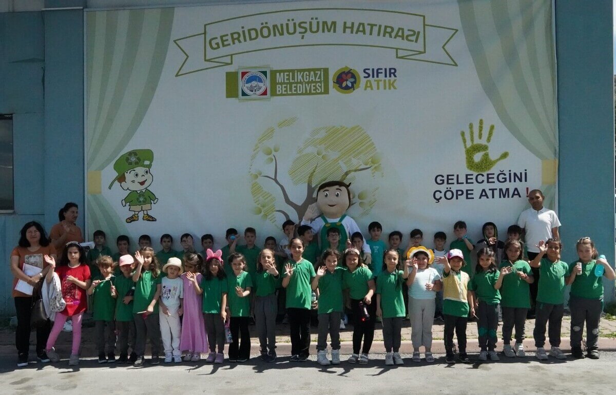 Kayseri'nin Melikgazi ilçesinde Çevre Haftası Etkinlikleri Kapsamında Öğrenciler İnecik Geri Dönüşüm Tesisisi Ziyaret Etti (2)