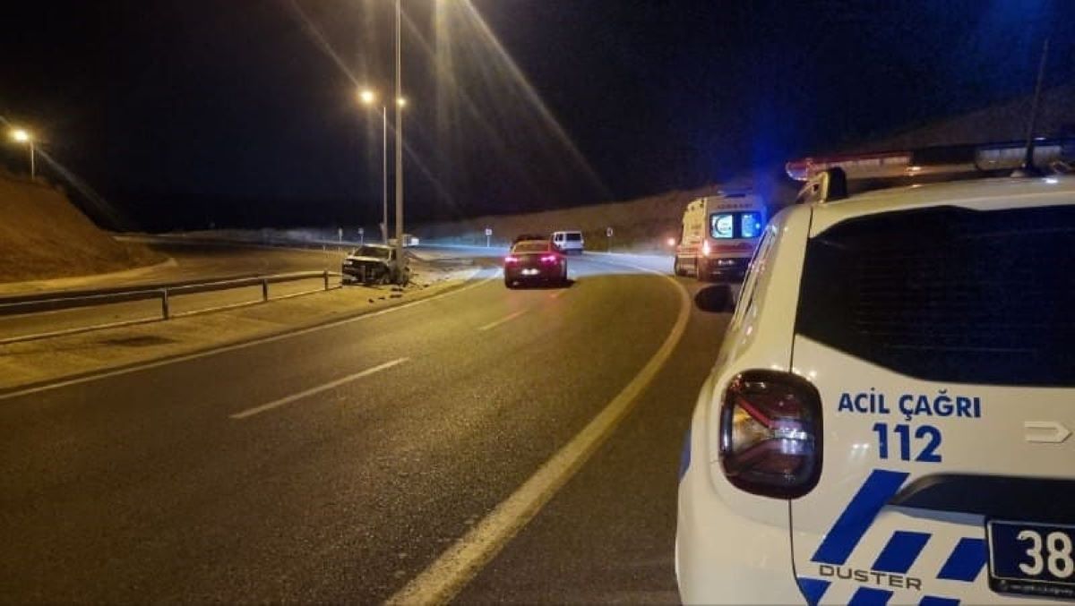 Kayseri’de Kontrolden Çıkan Otomobil Bariyerleri Yıktı 1 Yaralı 2