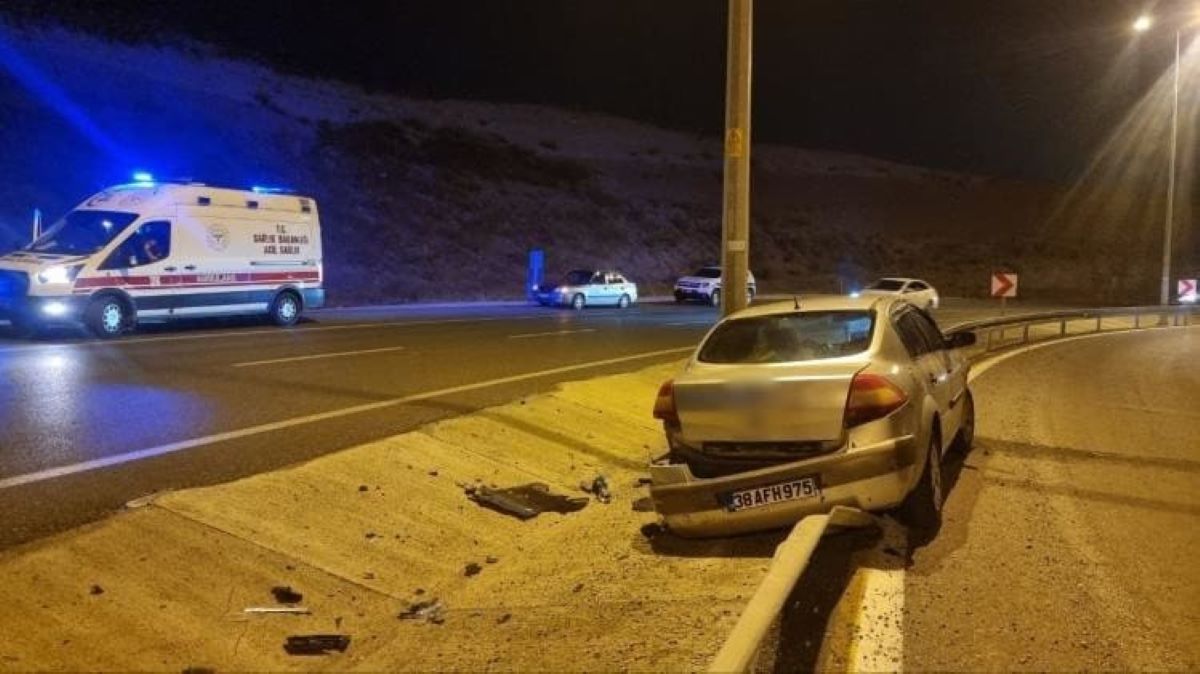 Kayseri’de Kontrolden Çıkan Otomobil Bariyerleri Yıktı 1 Yaralı 3