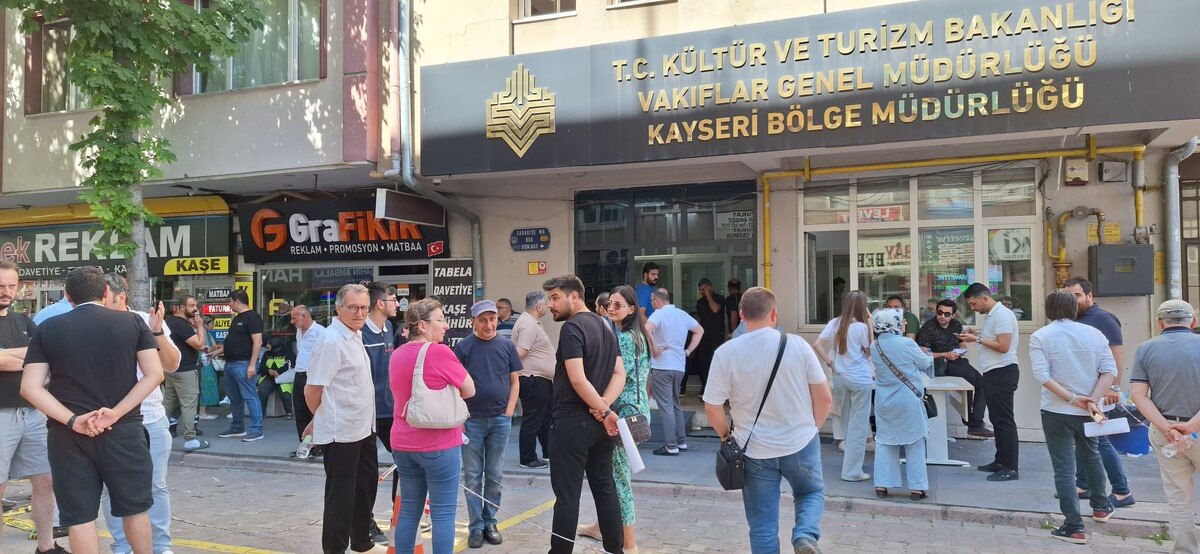 Kayseri’de Sabahın Erken Saatlerinden İtibaren Vakıflar Genel Müdürlüğü Önünde Beklediler! Hayal Kırıklığına Uğradılar! (1)