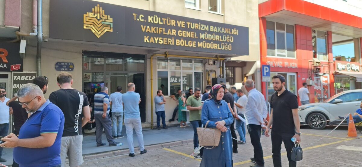 Kayseri’de Vakıflar Genel Müdürlüğü Yüzlerce İnsan Saatlerce Bekledi!