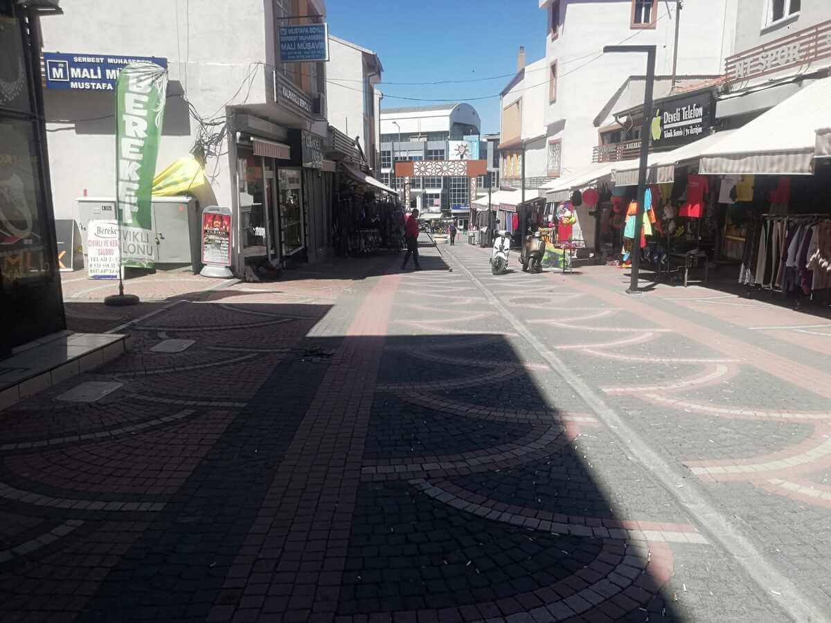 Kayseri’nin Develi Ilçesinde Uzun Çarşı Araç Trafiğine Kapatılarak Yayalar Için Yürüyüş Alanı Yapıldı
