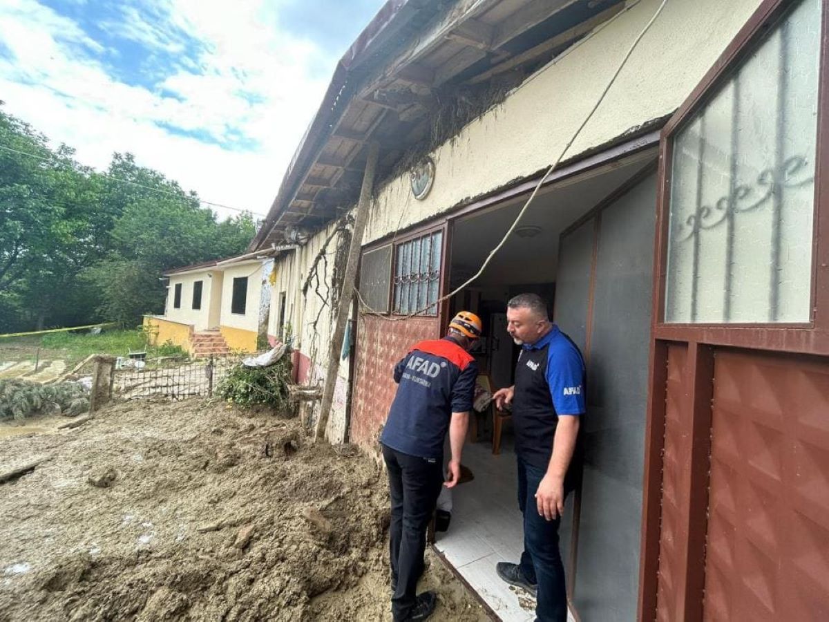 Korkutan Dakikalar! Şiddetli Yağış Heyelana Neden Oldu 1