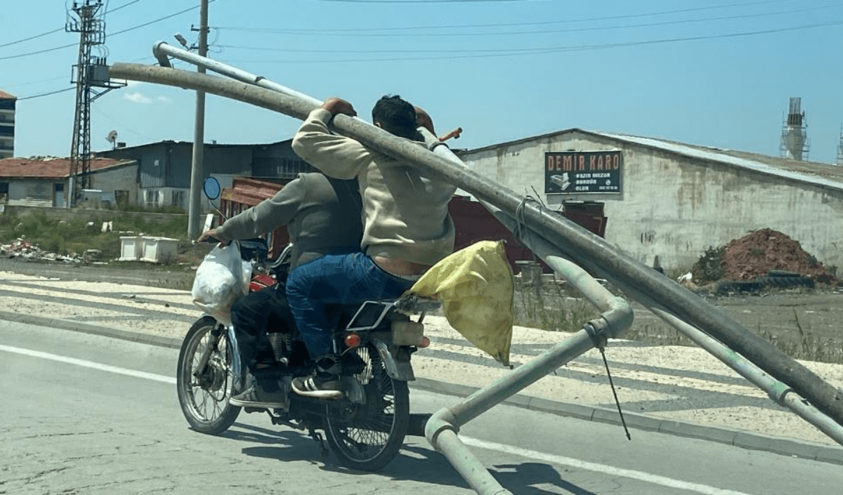 Görenler Hayrete Düştü! Motosiklette Borularla Tehlikeli Yolculuk!-2