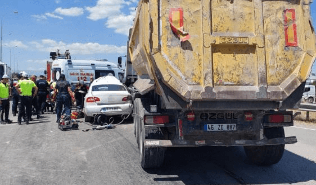 Feci Kaza: Otomobil İle Kamyon Çarpıştı: 1 Ölü, 1 Yaralı-2