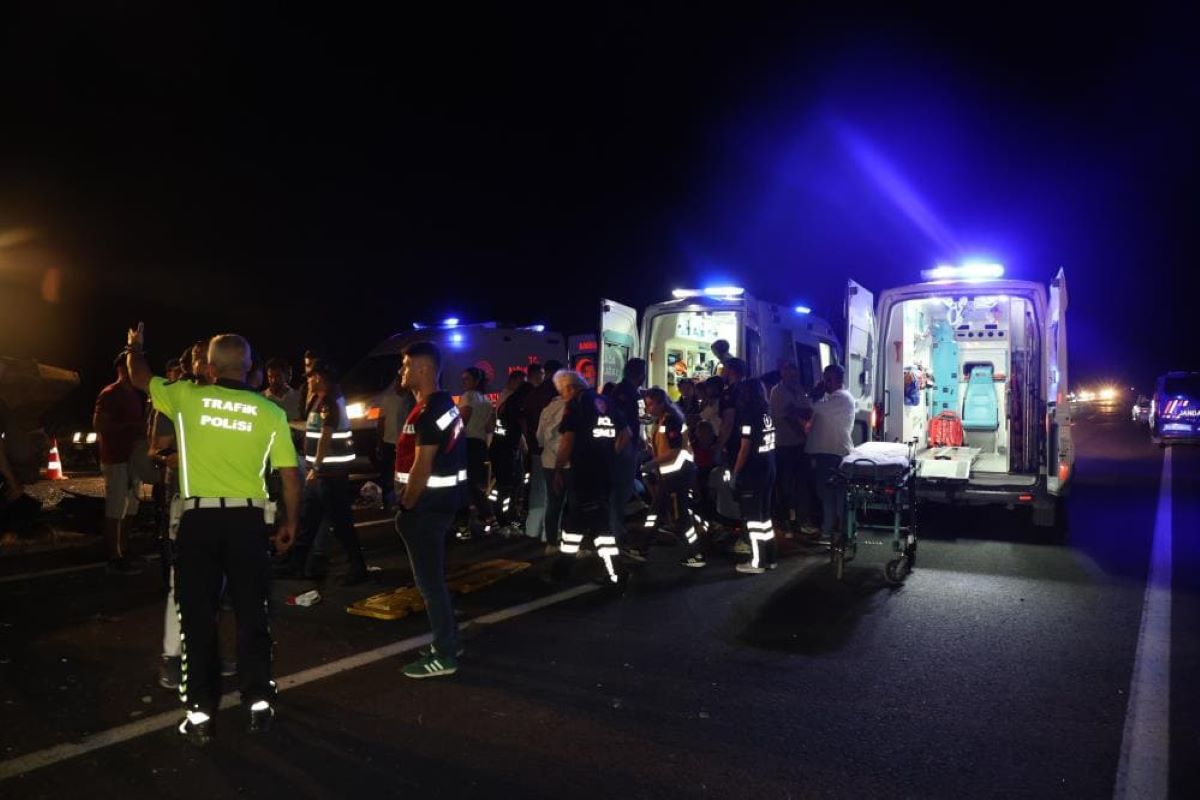 Nevşehir’de Minibüs İle Traktör Çarpıştı Çok Sayıda Yaralı 1