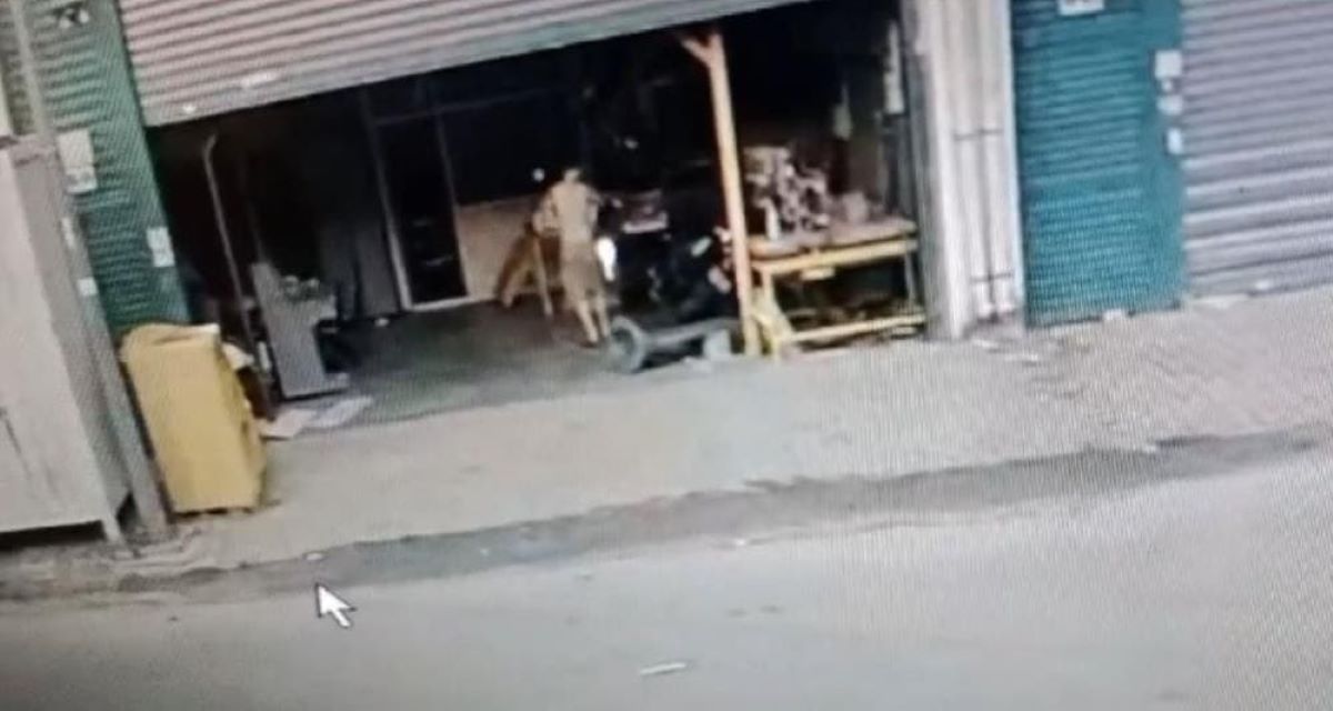 Pompalı Tüfekle Güvenlik Kamerasına Ateş Etti, Dans Ederek İşyerini Kundakladı! 1