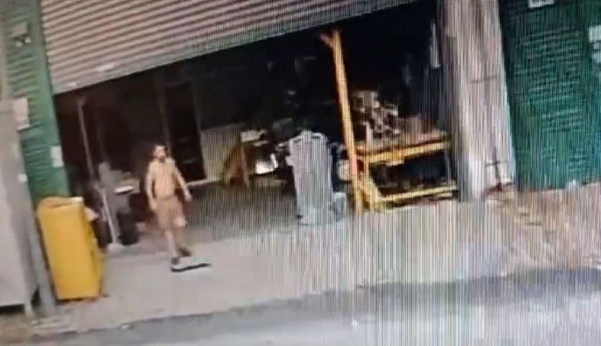 Pompalı Tüfekle Güvenlik Kamerasına Ateş Etti, Dans Ederek İşyerini Kundakladı! 3