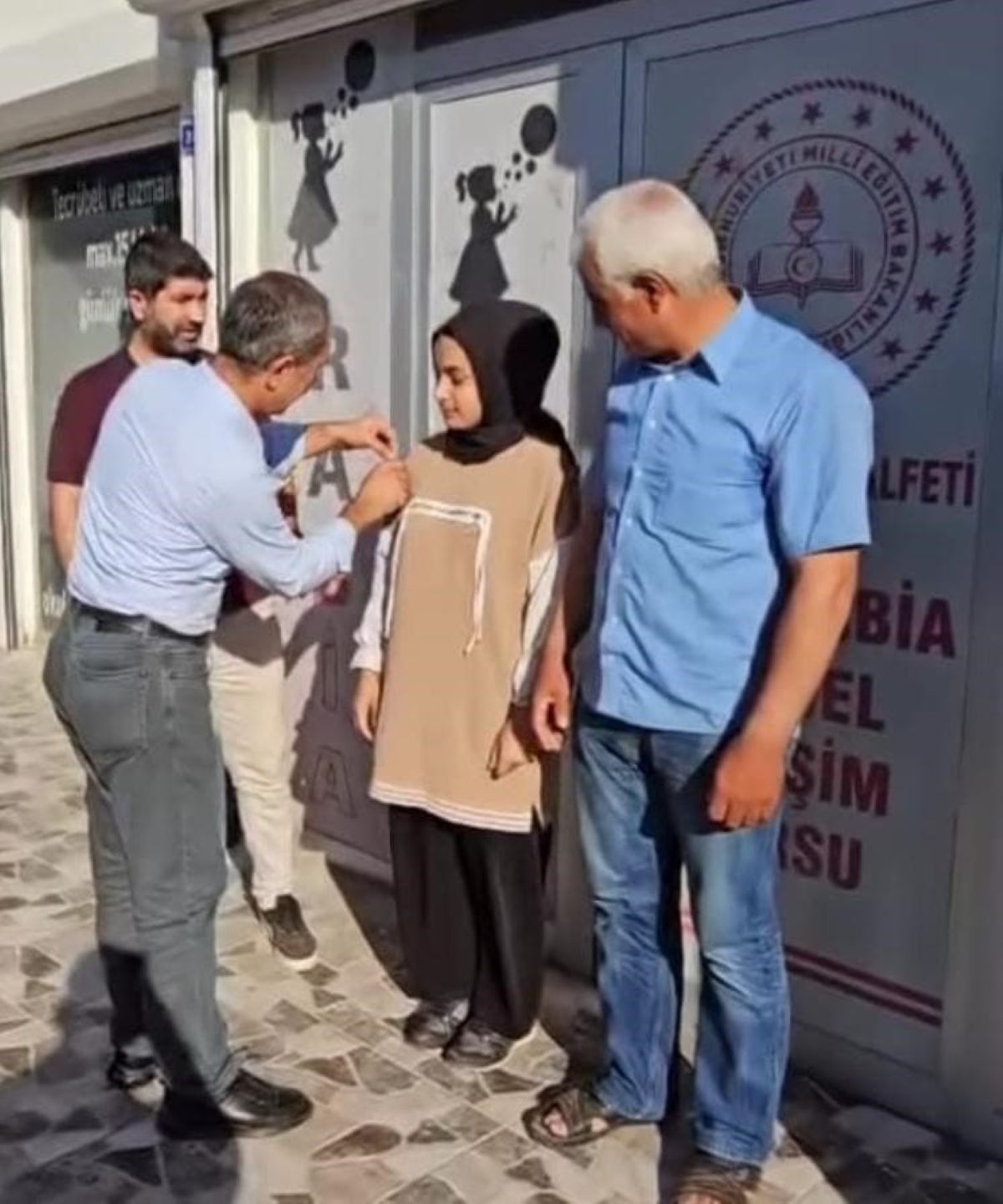 Sınavda Tüm Soruları Yanlış Cevaplayan Öğrenciye Altın Verildi! 1