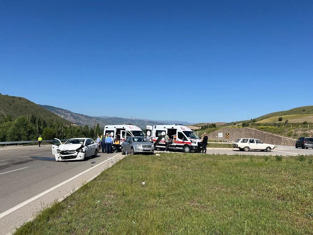 Sivas'ta 2 Araç Çarpıştı! Çok Sayıda Yaralı Var! (3)