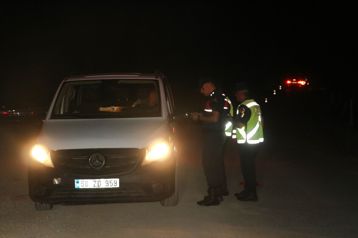 Sivas'ta Alkollü Sürücü Polise Yakalandı! (3)
