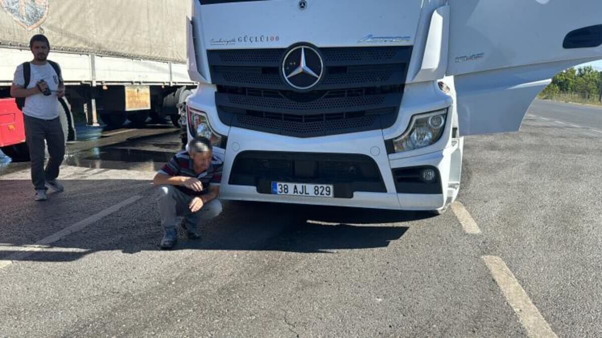 Sivas'ta Feci Kaza! Tanker İle Çarpışan Otomobil Hurdaya Döndü!  (2)