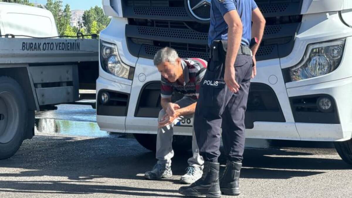 Sivas'ta Feci Kaza! Tanker İle Çarpışan Otomobil Hurdaya Döndü!  (3)