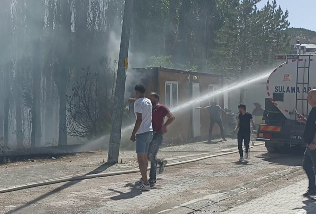 Sivas'ta Korkutan Yangın Kamyonlar Küle Döndü! (5)