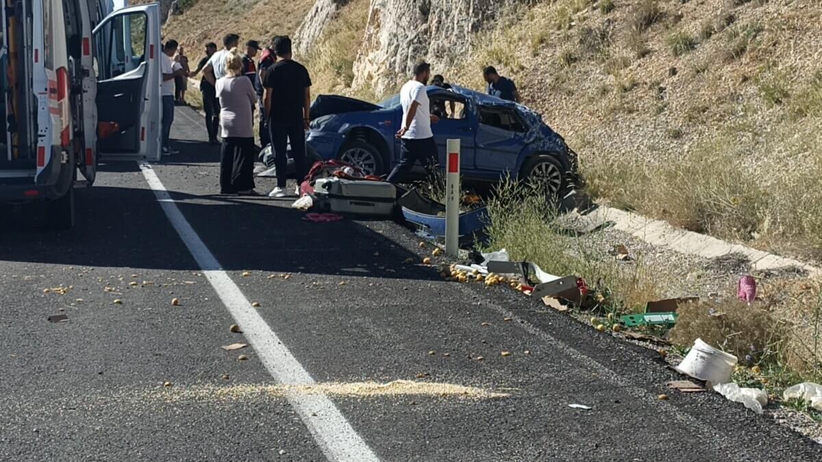 Sivas'ta Taklalar Atan Araç Hurdaya Döndü! 3’Ü Çocuk Çok Sayıda Yaralı (3)