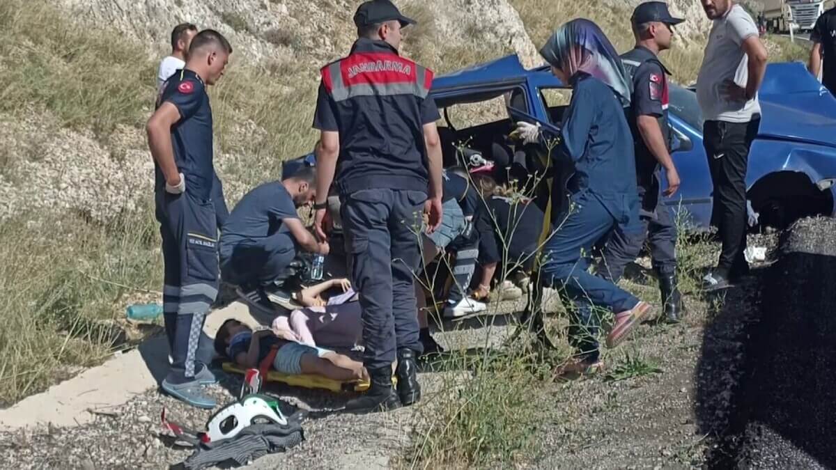 Sivas'ta Taklalar Atan Araç Hurdaya Döndü! 3’Ü Çocuk Çok Sayıda Yaralı (4)