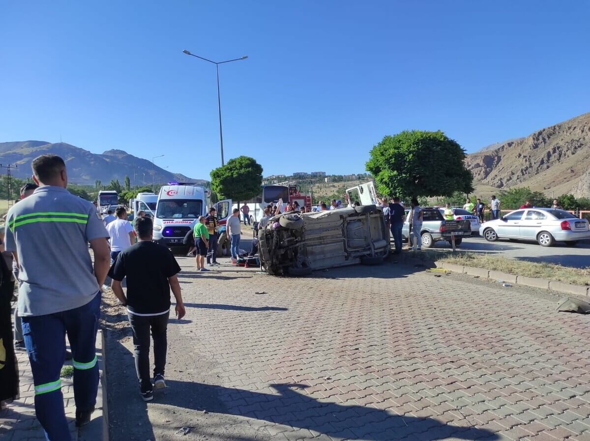 Sivas'taki Feci Kazada Ortalık Savaş Alanına Döndü! Yaralılar Var! (1)